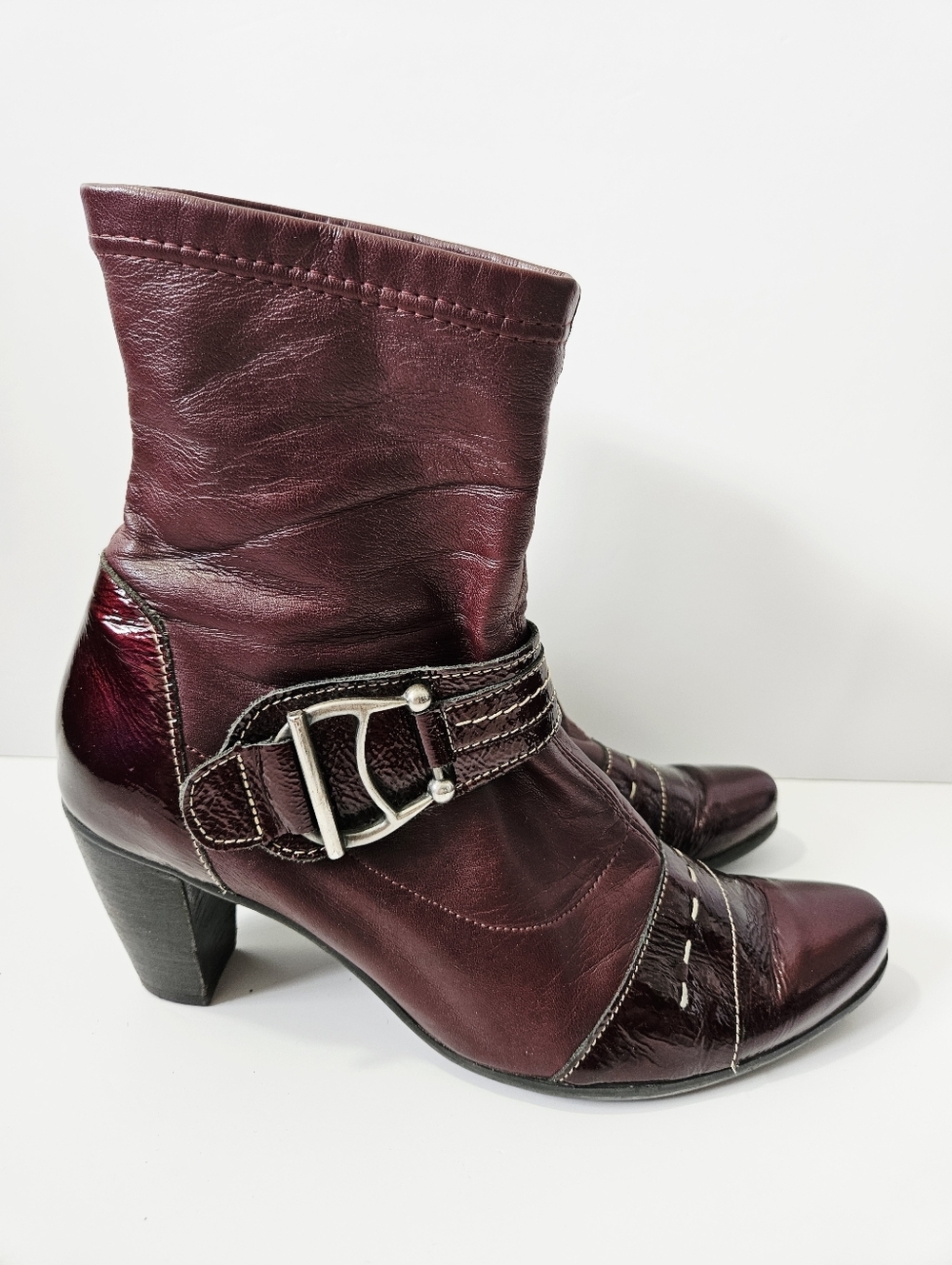 Un Tour En Ville Burgundy Heeled Ankle Boots Size 37 US 7 French Patent Leather